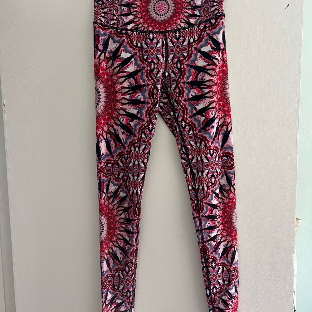 Wolven Kids Leggings in Red and Pink Kaleidoscope